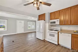 11041 St Pius Ln, Saint Ann, MO 63074 - Photo 9