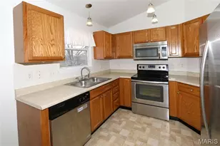 4926 Hurstborough Ct, Hazelwood, MO 63042 - Photo 9