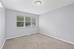 2400 Bluegrass Ln, Florissant, MO 63033 - Photo 21