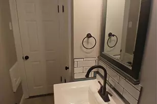 8554 Drury Ln, Saint Louis, MO 63147 - Photo 11