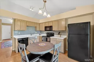 3745 Southern Manor Dr, Saint Louis, MO 63125 - Photo 7