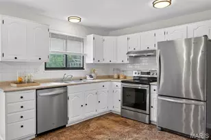 11828 Foxwood Dr, Maryland Heights, MO 63043 - Photo 7