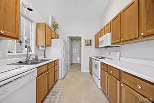 3168 Country Bluff Dr, Saint Charles, MO 63301 - Photo 5