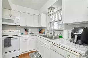 4392 Chateau De Ville Dr, Unincorporated, MO 63129 - Photo 13