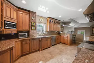 8686 Barby Ln, University City, MO 63124 - Photo 9