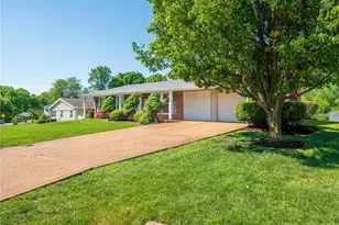 5032 Kempf Dr, Saint Louis, MO 63128 - Photo 3