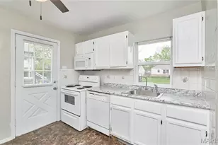 10214 Saint Anthony Ln, Saint Ann, MO 63074 - Photo 11