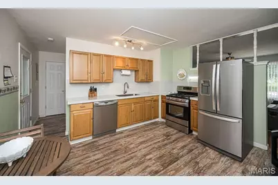 12167 Parkwood Place, Maryland Heights, MO 63043 - Photo 9