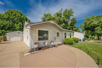 12167 Parkwood Place, Maryland Heights, MO 63043 - Photo 3