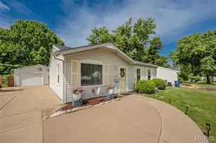12167 Parkwood Pl, Maryland Heights, MO 63043 - Photo 3