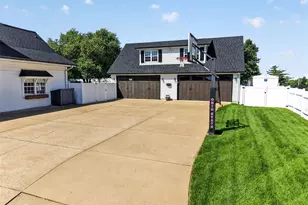 9801 Hilltop Dr, Sunset Hills, MO 63128 - Photo 5