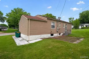 10428 Ashbrook Dr, Saint Louis, MO 63137 - Photo 7
