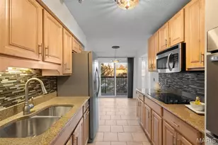 585 Coeur de Royale Dr, Creve Coeur, MO 63141 - Photo 17