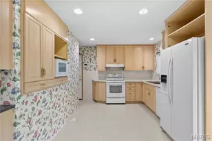 1667 Schulte Hill Dr, Maryland Heights, MO 63043 - Photo 15