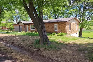240 Lakeview Dr, Elsberry, MO 63343 - Photo 1