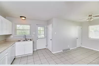 1960 Parker Road, Florissant, MO 63033 - Photo 11