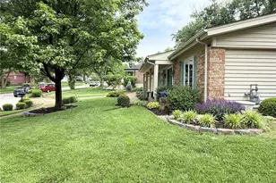 8 Sweet Meadows Ln, Ballwin, MO 63011 - Photo 11