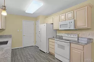 10276 Highbury Ln, Saint Louis, MO 63123 - Photo 11