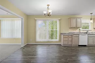 10276 Highbury Ln, Saint Louis, MO 63123 - Photo 9