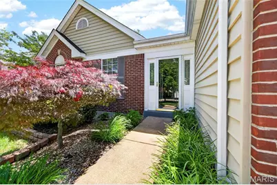 385 Birchwood Crossing Lane, Maryland Heights, MO 63043 - Photo 5
