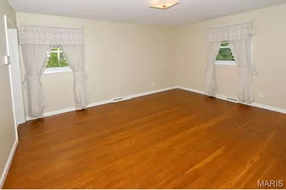 111 Green Acres Road, Bellefontaine Neighbors, MO 63137 - Photo 11