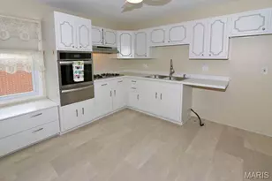 111 Green Acres Rd, Bellefontaine Neighbors, MO 63137 - Photo 9