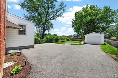 8832 Lawn Avenue, Brentwood, MO 63144 - Photo 11