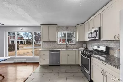 6064 W Cabanne Place, Saint Louis, MO 63112 - Photo 13