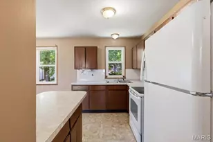 9745 Radio Dr, Saint Louis, MO 63123 - Photo 15
