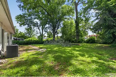 9446 Stansberry Avenue, Saint Louis, MO 63134 - Photo 7