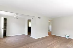 8135 Bloom Dr, Saint Louis, MO 63114 - Photo 15