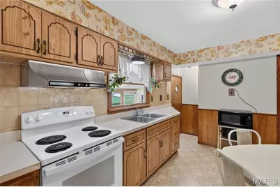 10032 Meadowfield Lane, Saint Louis, MO 63128 - Photo 11