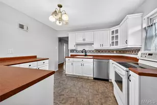 11820 Parklind Dr, Sunset Hills, MO 63127 - Photo 11