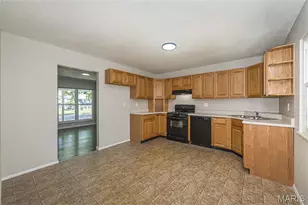 11848 Foxwood Dr, Maryland Heights, MO 63043 - Photo 9