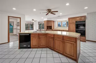 11700 Bayfield Ln, Saint Louis, MO 63128 - Photo 13