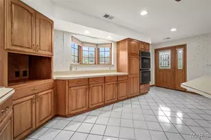 11700 Bayfield Ln, Saint Louis, MO 63128 - Photo 9