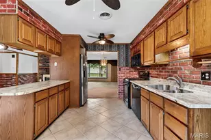 9512 Carnival Dr, Saint Louis, MO 63126 - Photo 13