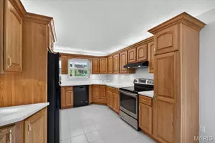 2463 Village Glen Ct, Maryland Heights, MO 63043 - Photo 7