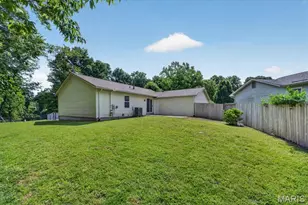 2463 Village Glen Ct, Maryland Heights, MO 63043 - Photo 25