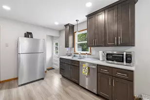 10840 Bernadine Dr, Saint Louis, MO 63123 - Photo 9