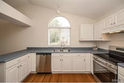 11365 Brierhall Circle, Maryland Heights, MO 63043 - Photo 13