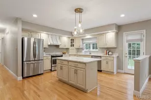 537 Huntercreek Ridge Ct, Des Peres, MO 63131 - Photo 3