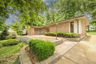 425 Kenilworth Ln, Ballwin, MO 63011 - Photo 1