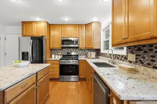 16014 Meadow Oak Dr, Chesterfield, MO 63017 - Photo 3