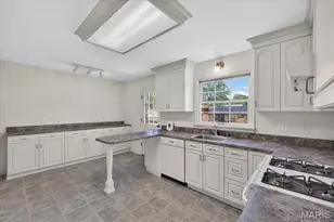 621 Windrush Dr, Kirkwood, MO 63122 - Photo 17