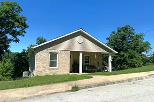 627 Pine St, Hannibal, MO 63401 - Photo 1