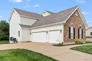4053 Portland Ridge Dr, Florissant, MO 63034 - Photo 3