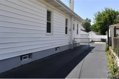 358 W Loretta Avenue, Lemay, MO 63125 - Photo 3