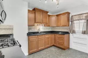 10724 St Matthew Ln, Saint Ann, MO 63074 - Photo 9