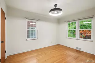90 Greendale Dr, Saint Louis, MO 63121 - Photo 9